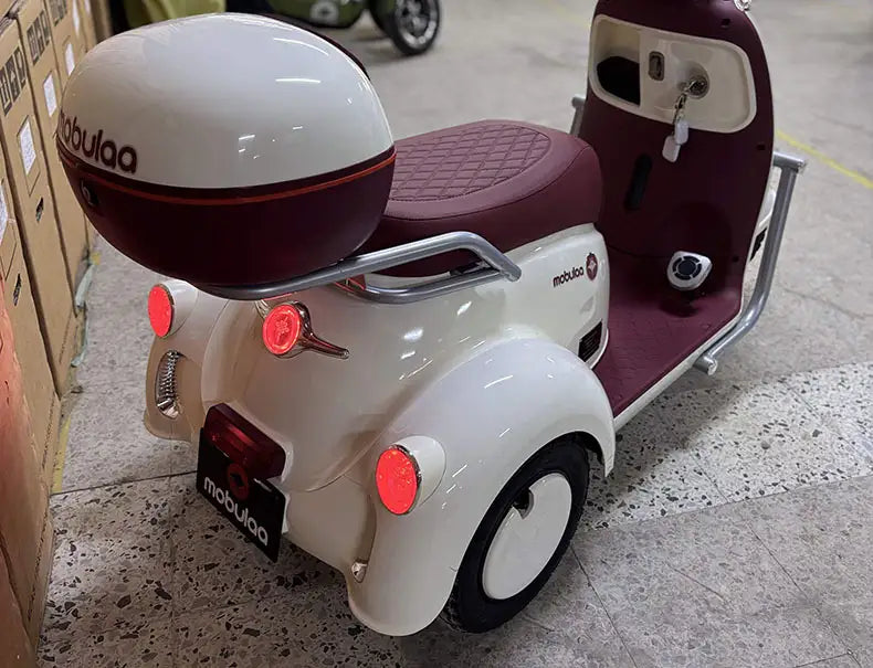 triciclo eléctrico rojo