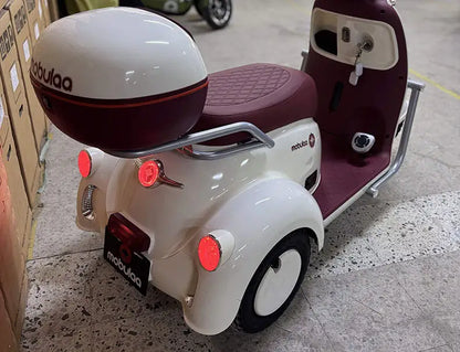 triciclo eléctrico rojo